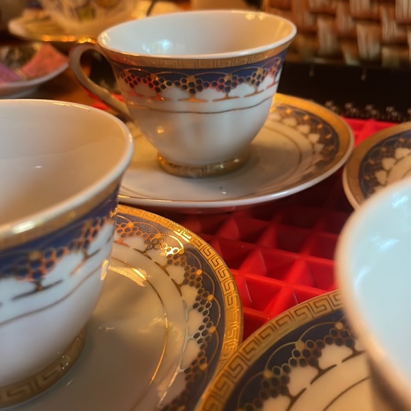 BEAUTIFUL VINTAGE D’LUSSO DEMITASSE TEACUPS AND SAUCERS - Picture 6 of 11